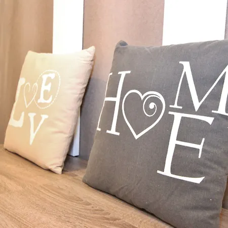 Luxury With Balcony And Access To Sauna 公寓